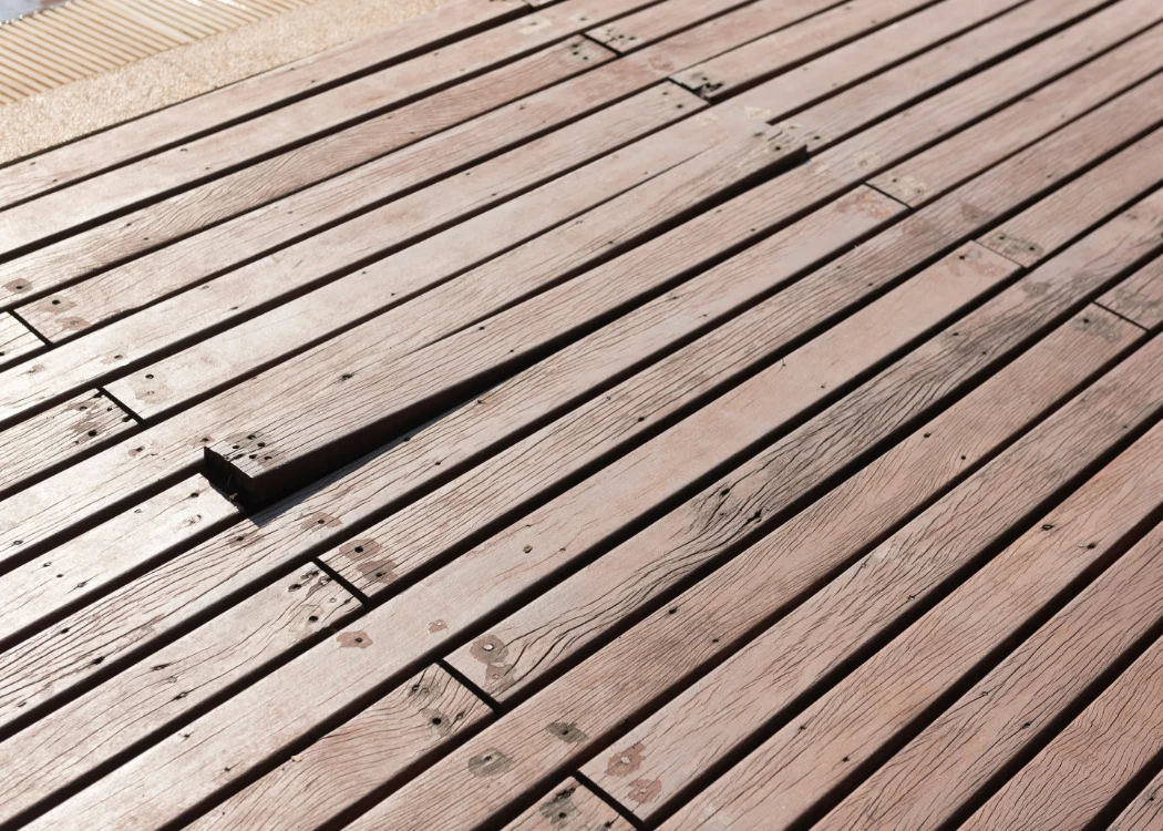 Deck with boards popping up - Hard Decks Deck with boards popping up